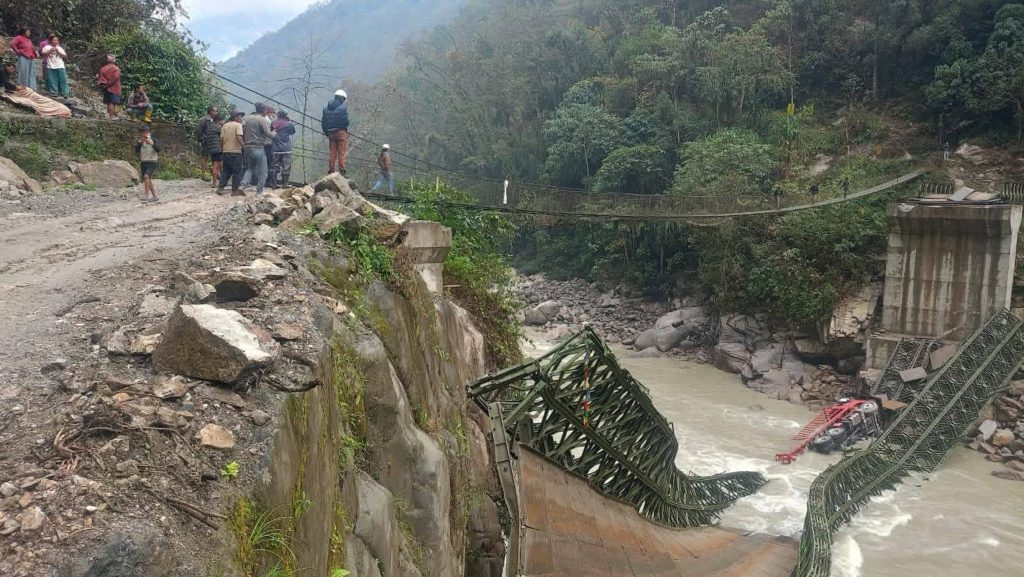 हाइड्रोपावरको निर्माण सामग्री बोकेको ट्रक तार्ने क्रममा अरुण नदीको बेलीब्रिज भाँचियो, एकजना गम्भीर घाइते
