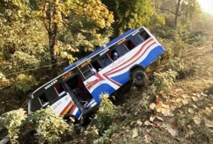 मनहरीको बिजौनामा बस दुर्घटना, २२ जना घाइतेको चितवनमा उपचार हुँदै