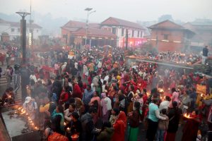 महाशिवरात्रिः पशुपतिनाथलगायत देशभरका शिवालयमा पूजा, आराधना एवं दर्शन गर्ने भक्तजनको लामो लाम