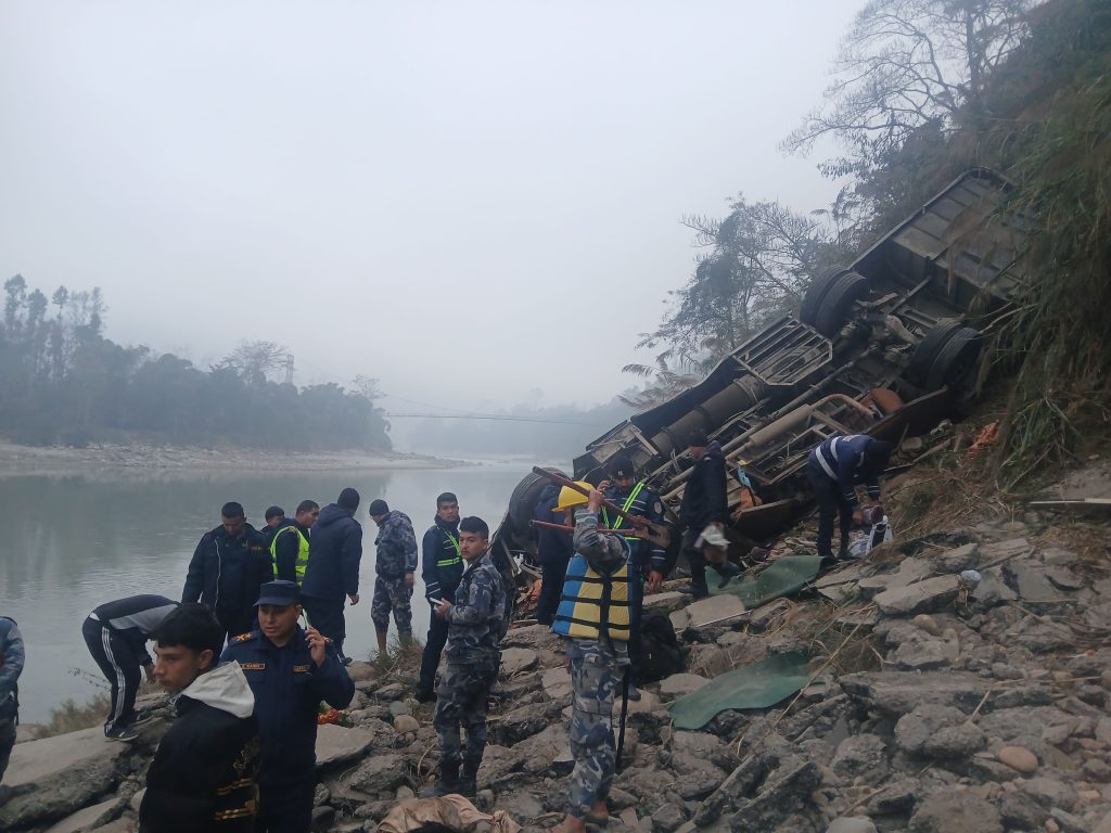 धादिङ बस दुर्घटनाको छानबिन गर्न सहसचिवको नेतृत्वमा बन्यो पाँच सदस्यीय कार्यदल