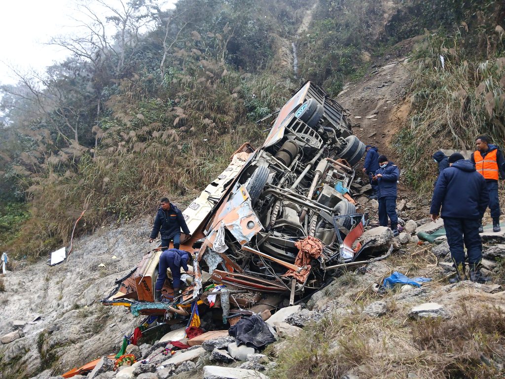 धादिङ बस दुर्घटना : २२ घाइतेको काठमाडौंमा उपचार हुँदै, मृतकको संख्या १९ पुग्यो