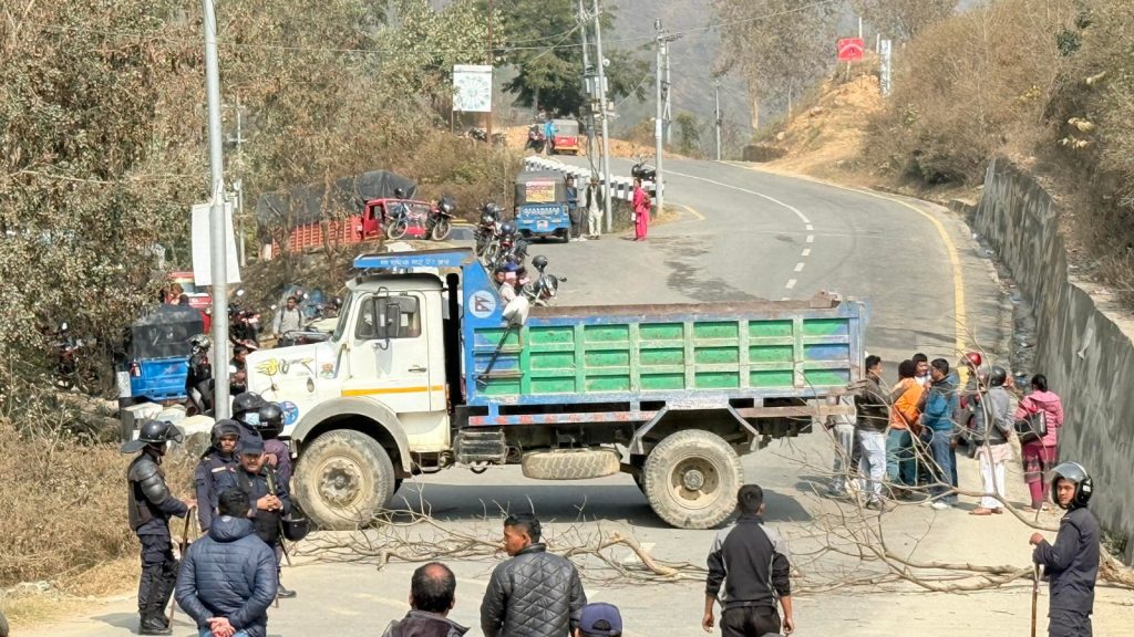 तामाकोसी बस दुर्घटना: मन्थलीमा यातायात अवरुद्ध