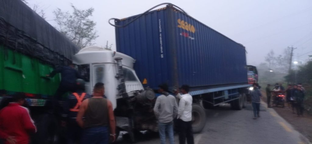 ट्रक र कन्टेनर ठोक्किँदा कन्टेनर चालकको मृत्यु