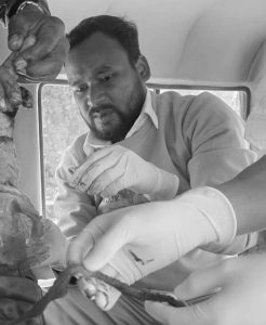 गुडिरहेको एम्बुलेन्सभित्रै चिकित्सकले उपचार गरेपछि……
