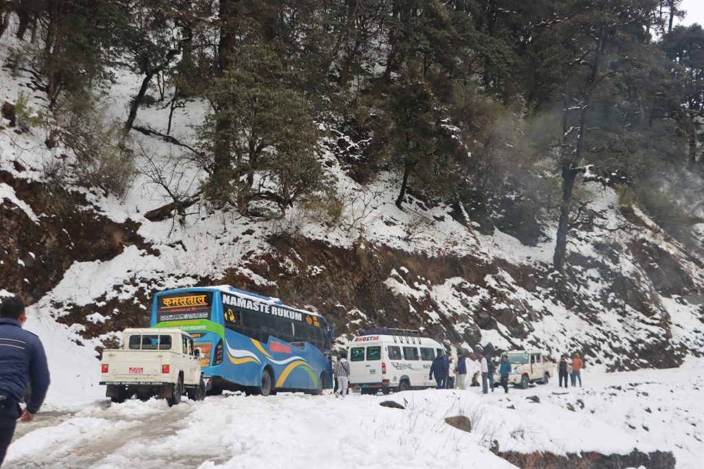 भारी हिमपातका कारण मध्यपहाडी लोकमार्ग अवरुद्ध, अलपत्र यात्रु