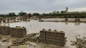 रौतहटमा बेमौसमी वर्षाले काँचो इँटा नष्ट : बीमा गर्न माग