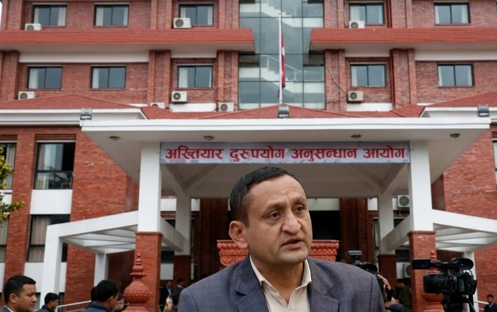 सुन तस्करीदेखि जीवी राई भगाउनेसम्म मुछिएका सहसचिव झलकराम अधिकारी ७० लाख रुपैयाँ भ्रष्टाचार मुद्दामा निलम्बित