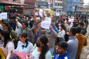 सुर्खेतको किशोरी बलात्कार घटनाका दोषीलाई कडा कारबाही हुनुपर्ने माग गर्दै काठमाडौंमा प्रर्दशन (तस्बिरहरु)