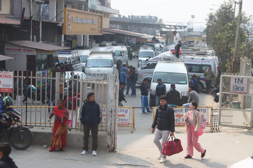 निर्वाचनका लागि धमाधम बाहिरिँदै मतदाता, साढे सात लाखले छोडे उपत्यका