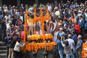 पूर्व प्रधानमन्त्रीको पिता स्वर्गीय मोहनप्रसाद ओलीको पशुपतिमा अन्त्येष्टि (तस्बिरहरु)