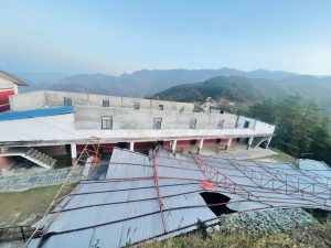 रामेछापमा हावाहुरीले विद्यालयका छाना उडे, विद्युत सेवा अवरुद्ध