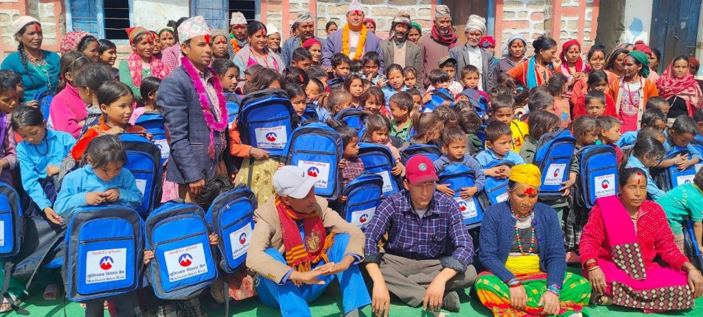 मुक्तिनाथ विकास बैंकद्वारा विद्यार्थीलाई शैक्षिक सामग्री प्रदान गर्न ‘अवसरको झोला’अभियान