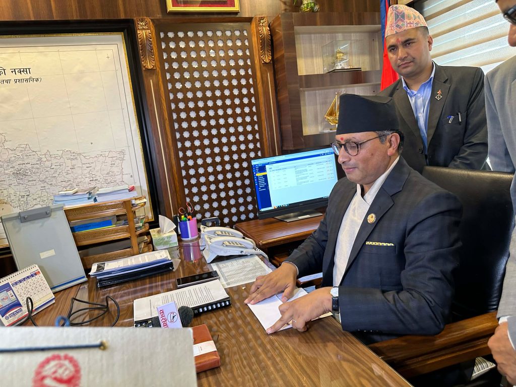 अर्थतन्त्र सुदृढीकरणका लागि निजी क्षेत्रसँग हातेमालो गर्न सरकार तयार छ: अर्थमन्त्री वाग्ले