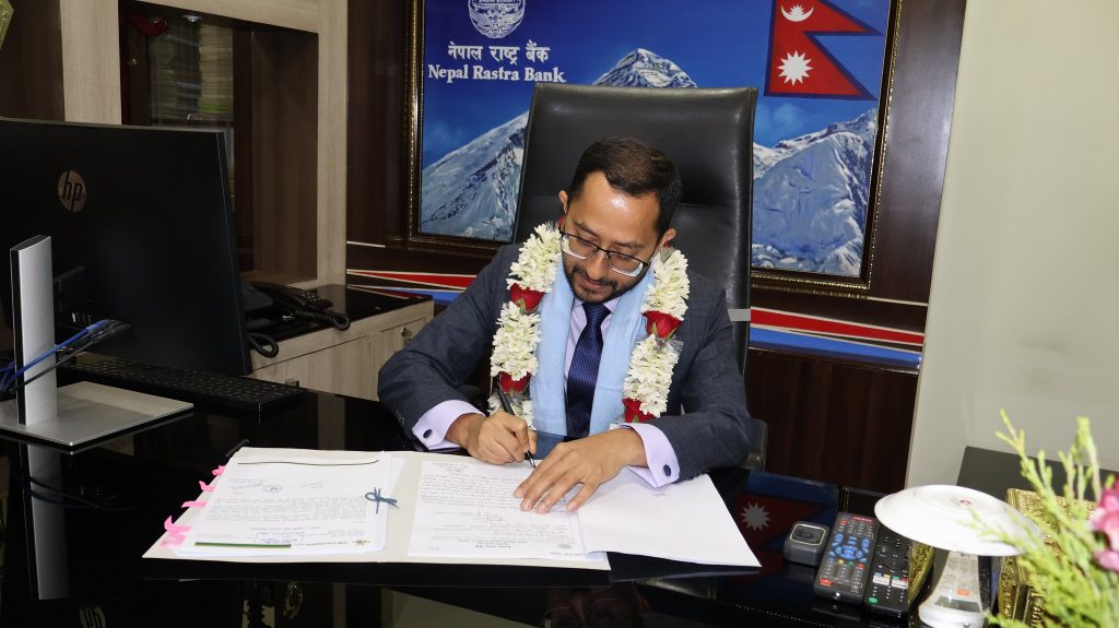 नेपाल राष्ट्र बैंकका नवनियुक्त डेपुटी गभर्नर किरण पण्डित गरे पदभार ग्रहण
