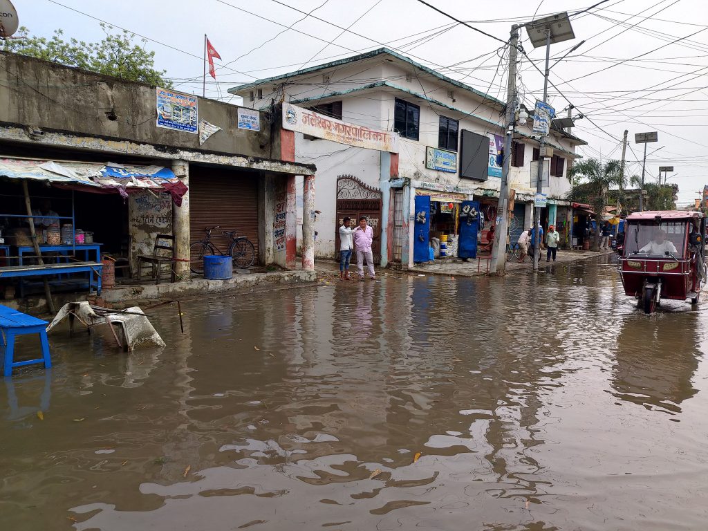 वर्षाले जलमग्न बन्यो जलेश्वर, नागरिकलाई सास्ती