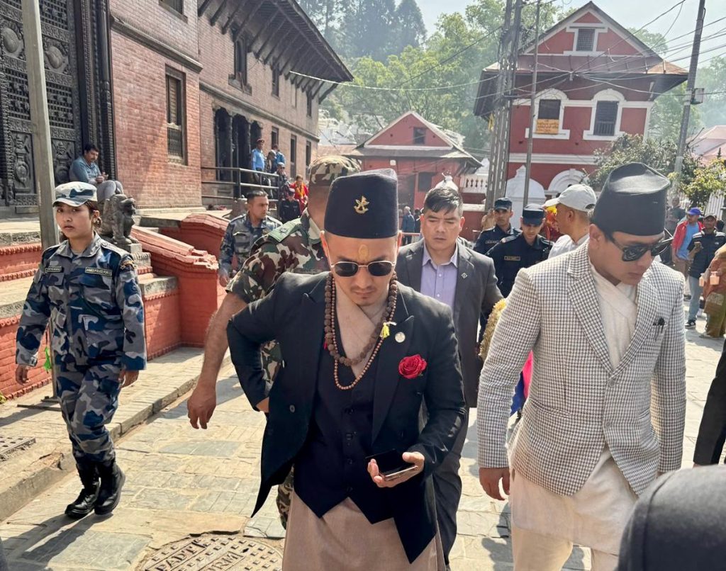 पशुपतिनाथ दर्शनमा पुगे गृहमन्त्री सुधन गुरुङ
