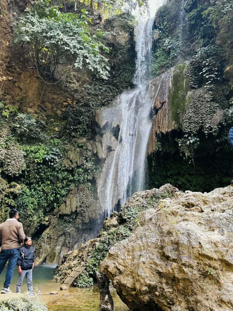 पर्यटकको रोजाइमा बन्दै ‘पुरन्धरा झरना’