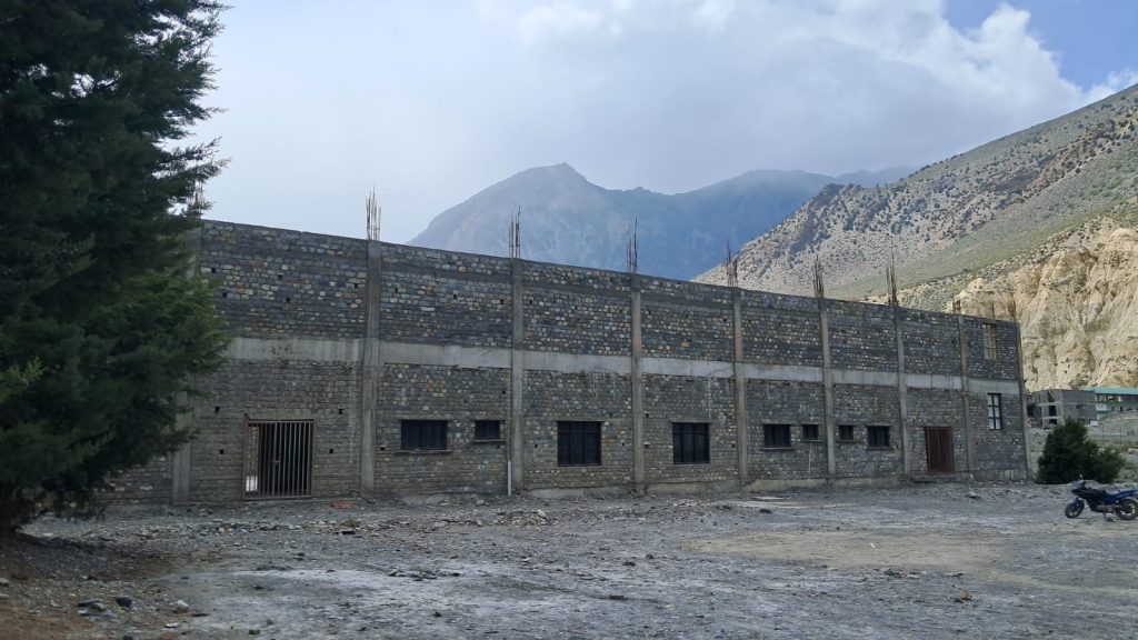 बजेट अभावले जोमसोमको कभर्ड हल दुई वर्षदेखि अलपत्र