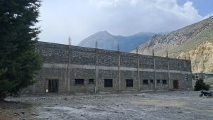 बजेट अभावले जोमसोमको कभर्ड हल दुई वर्षदेखि अलपत्र