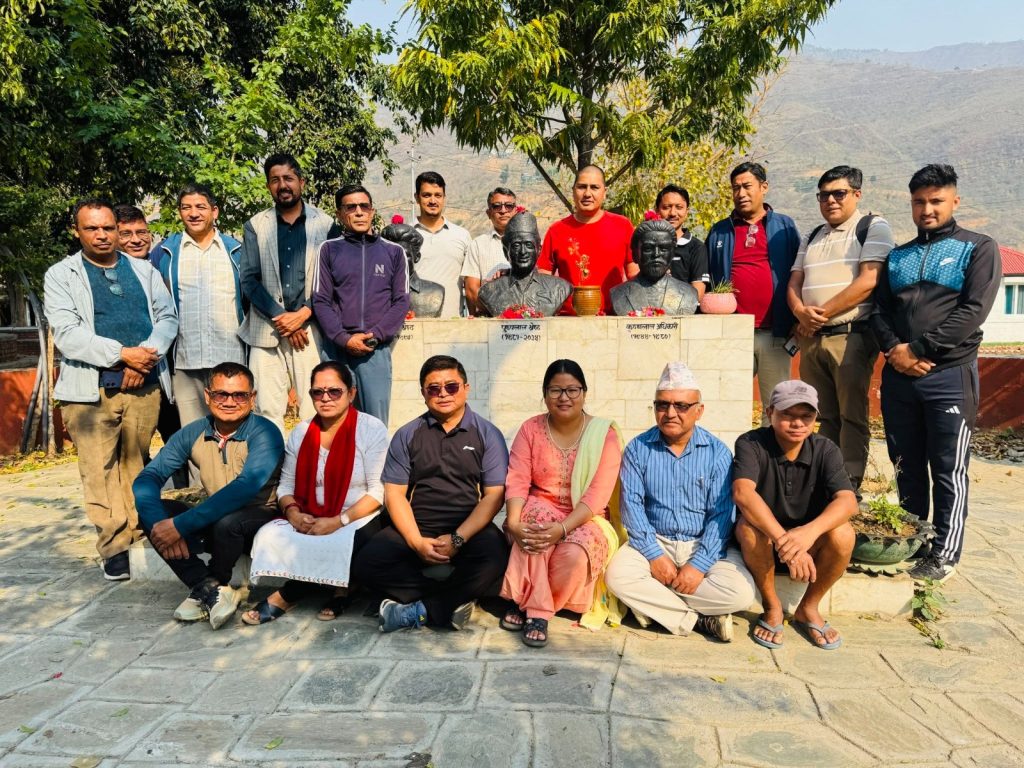 पुष्पलालको जिल्ला रामेछापमा पुष्पगुच्छा अर्पण