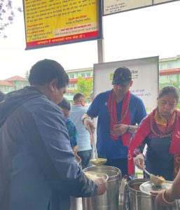 कामना सेवा विकास बैंकद्वारा गंगालाल अस्पतालका बिरामी र कुरुवालाई भोजन वितरण