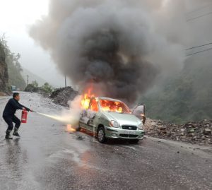 चितवनमा चलिरहेको कारमा ढुङ्गा खस्दा लाग्यो आगो