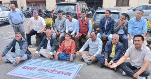 निर्माण व्यवसायी सडकमा, ७७ वटै जिल्ला प्रशासन कार्यालयमा धर्ना