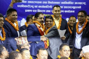 ढकालले अंकमाल गरेर सुम्पिए श्रेष्ठलाई महासङ्घको नेतृत्व, तस्बिरमा पदबहालीका झलकहरू