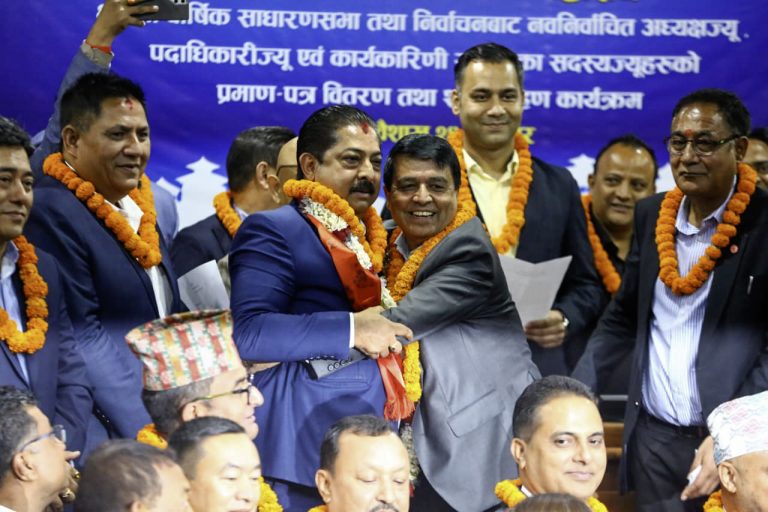 ढकालले अंकमाल गरेर सुम्पिए श्रेष्ठलाई महासङ्घको नेतृत्व, तस्बिरमा पदबहालीका झलकहरू