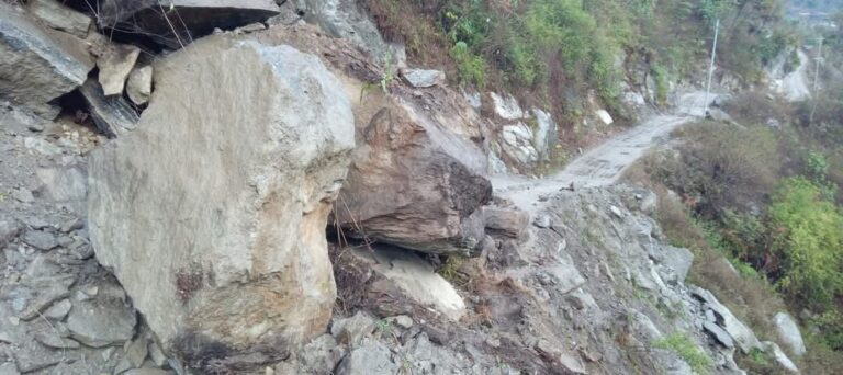 सुक्खा पहिरोले खाँदबारी–किमाथाङ्का सडकखण्ड अवरुद्ध
