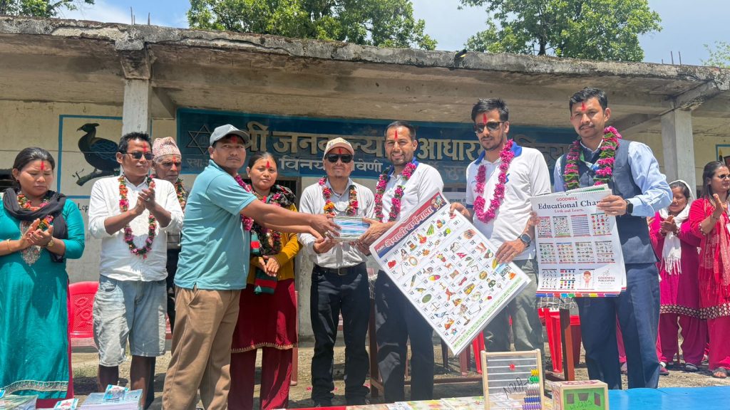 कामना सेवा विकास बैंकद्वारा विद्यार्थीलाई शैक्षिक सामग्री प्रदान