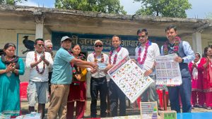 कामना सेवा विकास बैंकद्वारा विद्यार्थीलाई शैक्षिक सामग्री प्रदान