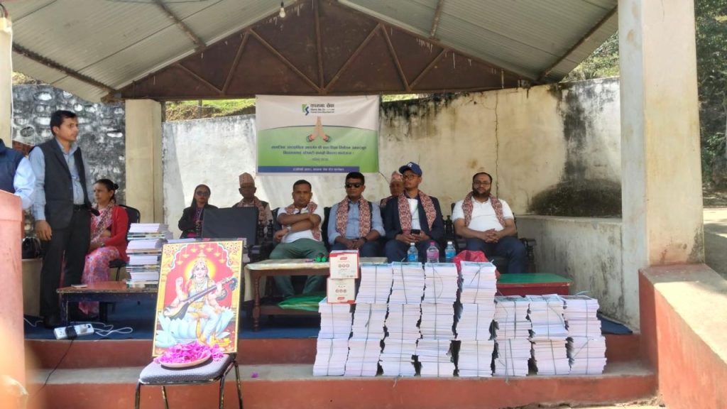 कामना सेवा विकास बैंकद्वारा वालिङका विद्यार्थीलाई स्टेशनरी सामग्री वितरण