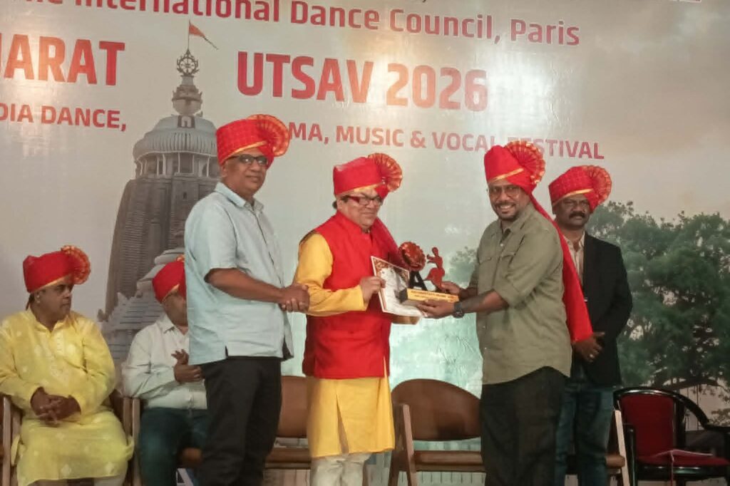 वरिष्ठ सरोदवादक सुदर्शन राजोपाध्याय भारतको पुणेमा ‘कलाक्षेत्रम’बाट सम्मानित