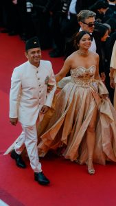 ‘डग्सी च्यू’मार्फत विश्वलाई जनावर प्रेमको सन्देश दिने नेपाली उद्यमी दम्पत्ती कान्सको रेड कार्पेटमा