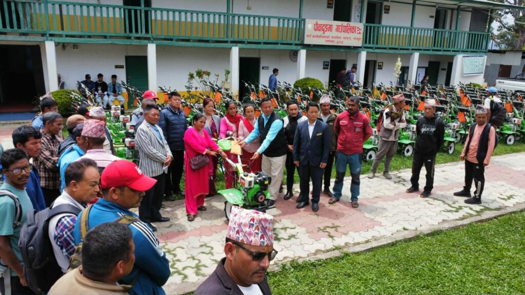 पौवादुङमामा ३४० किसानलाई ५० प्रतिशत अनुदानमा हातेट्याक्टर वितरण