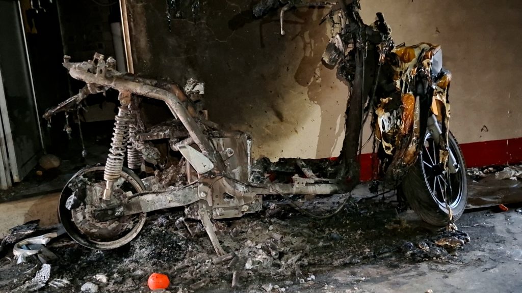 इलेक्ट्रीक स्कुटीमा आगलागी हुँदा एकै परिवारका चारजनाकाे अवस्था गम्भीर