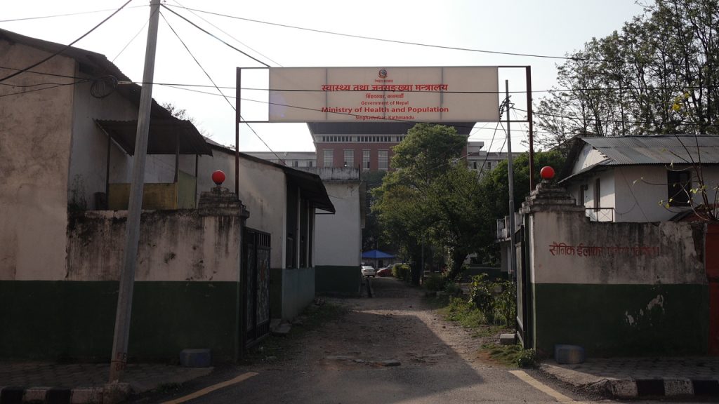 ३६ गैरआवासीय चिकित्सकको लाइसेन्स खारेजी हाललाई रोकियो