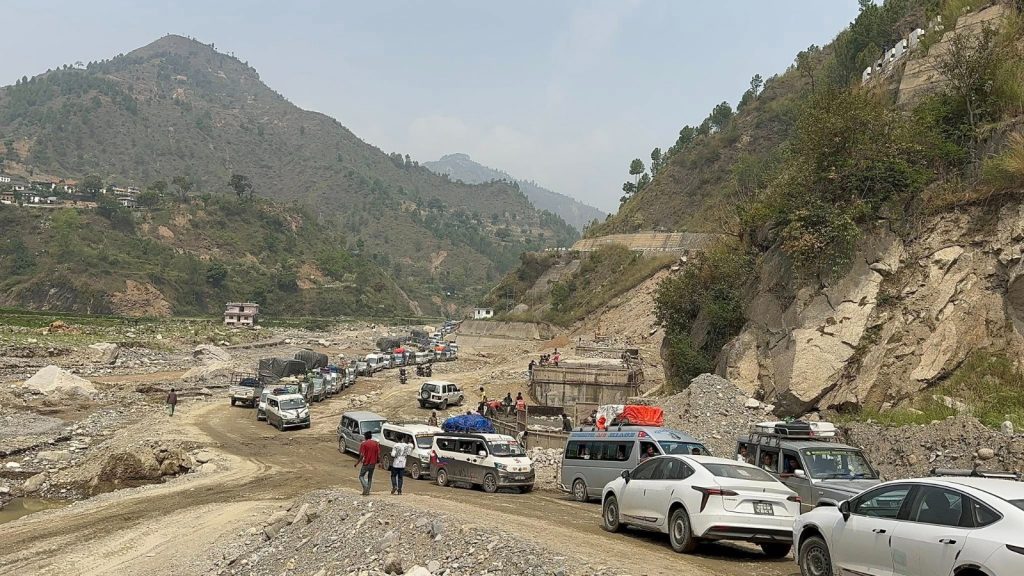 बीपी राजमार्ग फेरि अवरुद्ध, सवारी आवागमन ‘होल्ड’