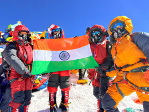 इन्डो–तिब्बती सीमा प्रहरी बलका महिलाले चुमे सगरमाथाको शिख