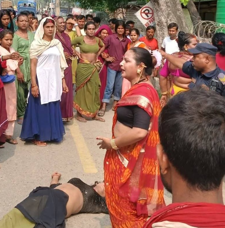 कलैयामा यौनिक तथा लैङ्गिक अल्पसङ्ख्यकको अर्धनग्न प्रर्दशन, प्रहरीले गर्यो लाठीचार्ज