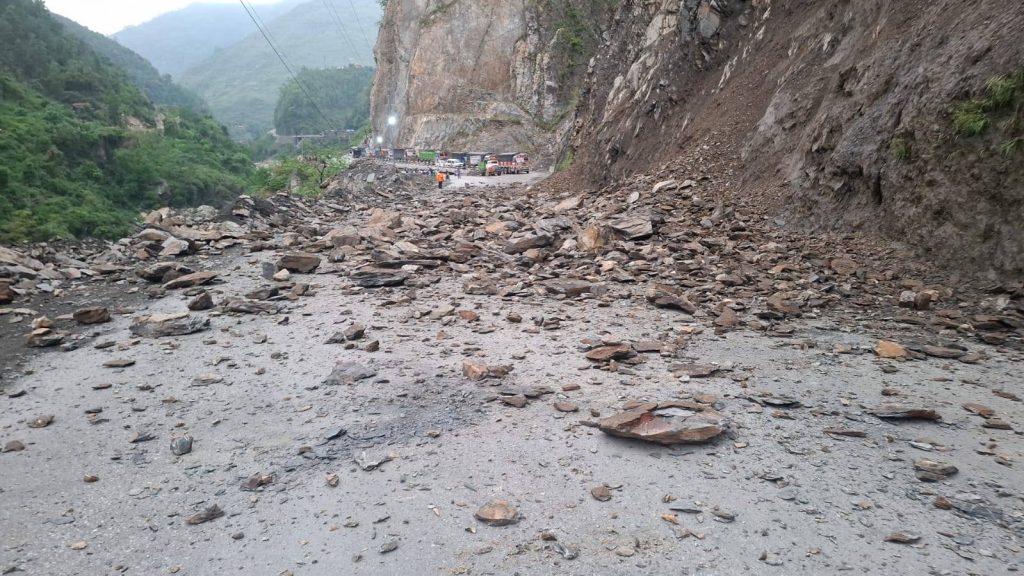 नारायणगढ मुग्लिन सडक अवरुद्ध