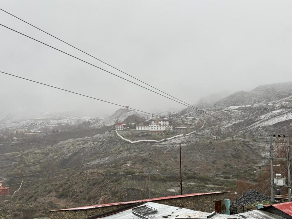 बर्खा लाग्यो, तर हिउँ पर्न छाडेन