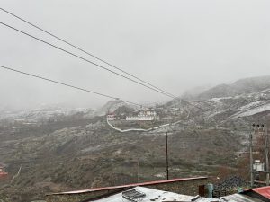 बर्खा लाग्यो, तर हिउँ पर्न छाडेन