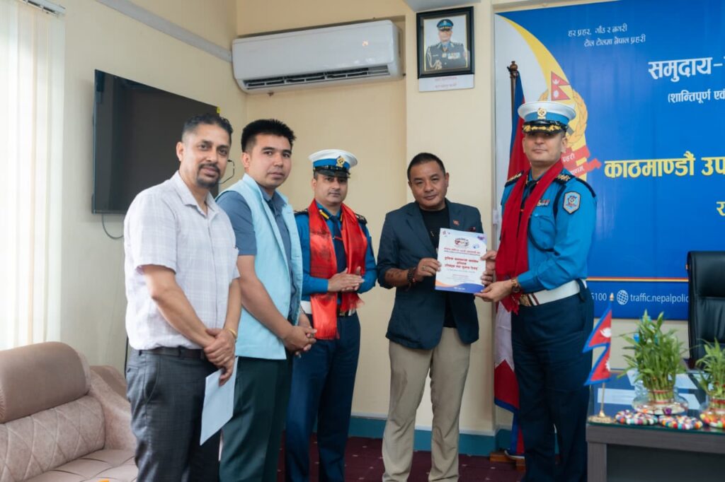कोरियाली अभ्यासमा आधारित ट्राफिक सुधार सुझाव प्रतिवेदन ट्राफिक प्रहरीलाई हस्तान्तरण