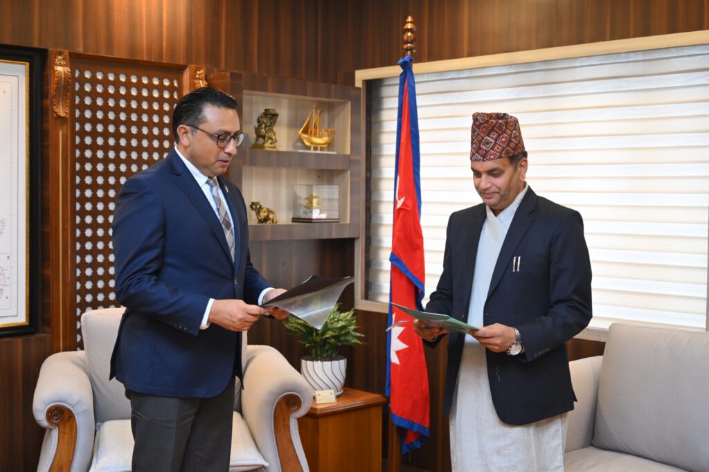 धितोपत्र बोर्ड अध्यक्ष भट्टलाई जिम्मेवारी सुम्पिदै अर्थमन्त्रीले भने– पुँजी बजारमा कन्फिडेन्स बढाउँदै लैजानुहोस्, म तपाइँको साथमा छु