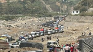 बिपी राजमार्गको रोशी क्षेत्रमा सवारी आवागमन बन्द, बाटोमै ‘होल्ड’ भए सवारी