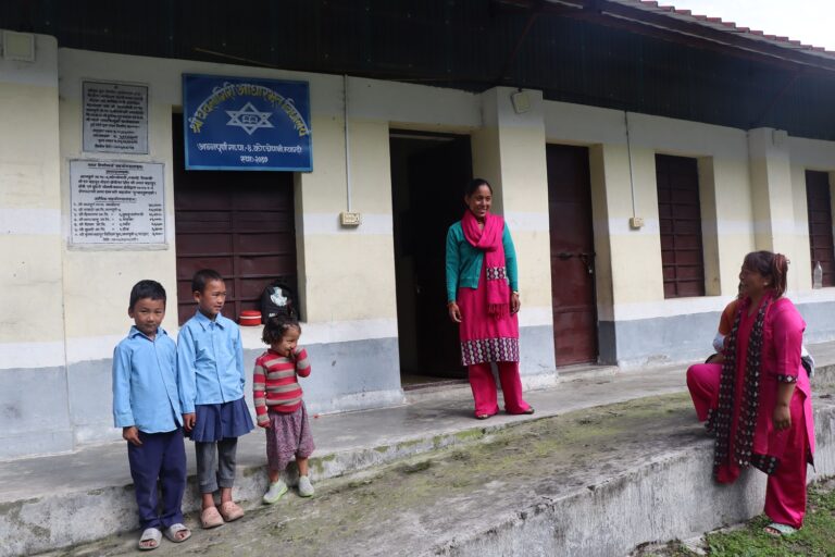 रित्तियो धवलागिरि : तीन विद्यार्थीको भविष्य हेर्न तीनै जना शिक्षक–कर्मचारी!