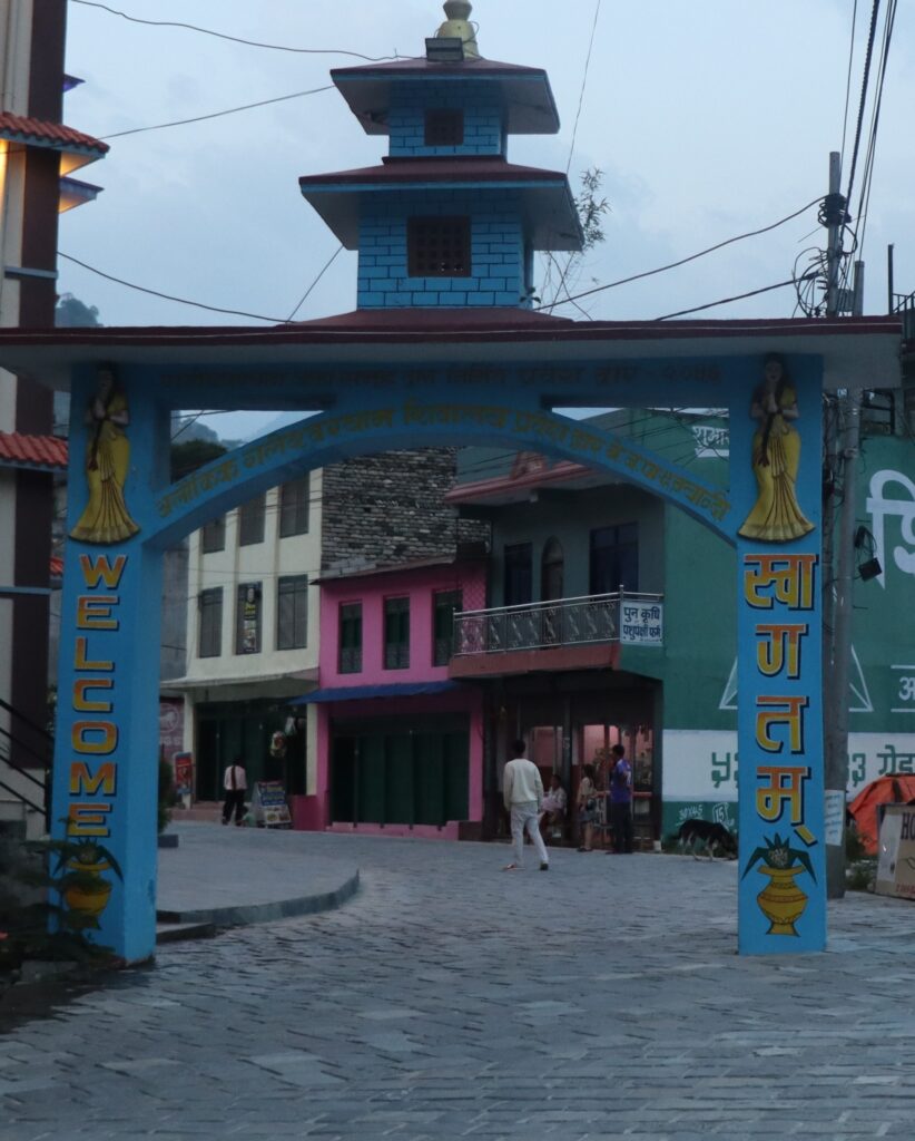 मुक्तिनाथ प्रवेशद्वार गलेश्वरलाई आकर्षक बनाउने अभियानअन्तर्गत स्लेट ढुङ्गा बिछ्याइयो