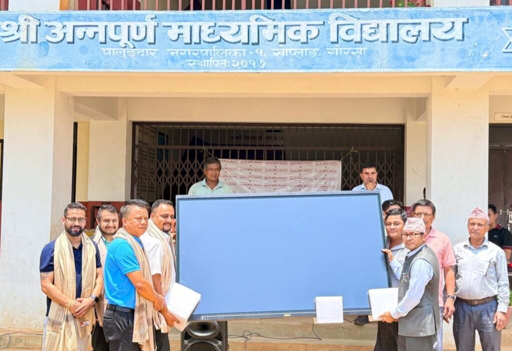 प्रभु बैंकद्वारा अन्नपूर्ण माध्यमिक विद्यालयलाई स्मार्ट बोर्ड हस्तान्तरण